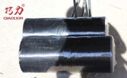 当粘贴方法不同时，碳纤维布加固效果有什么不同？
